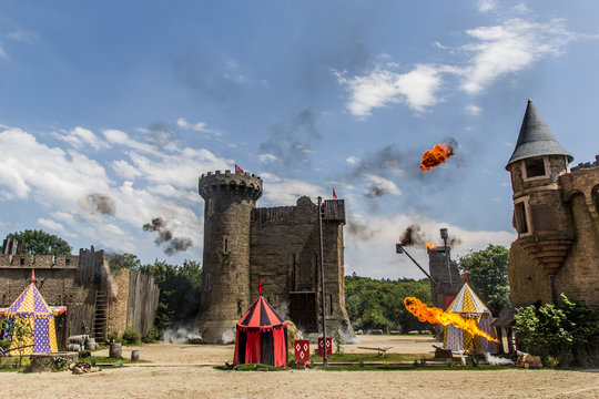 Les Chevaliers et l'attaque du château du Puy du Fou