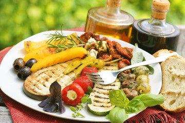 Antipasti mit Olivenöl und Balsamico