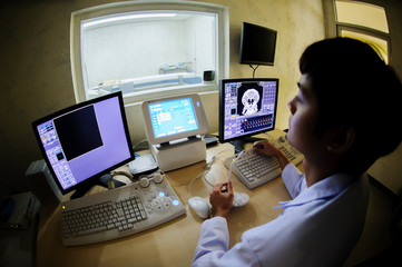 Obraz na płótnie Canvas veterinarian doctor working in CT scanner computer control