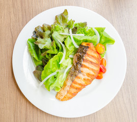 Grill salmon salad