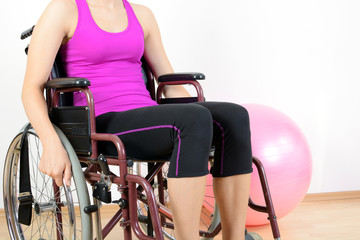 Frau im Rollstuhl bei Physiotherapie