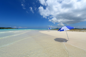美しい沖縄のビーチと夏空