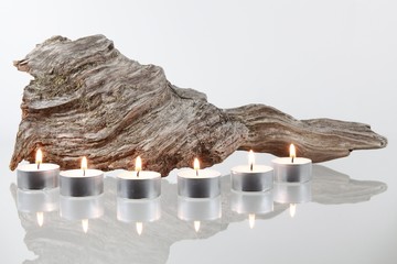 Wurzelholz mit Kerzen