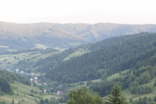 Gorce, widok na doliną potoku Jamne, wieś Ochotnica, Polska