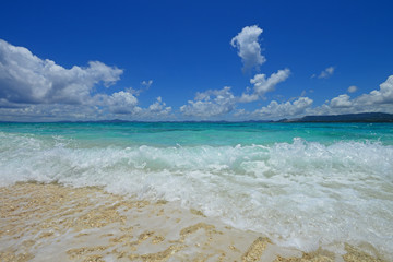 美しい沖縄のビーチと夏空