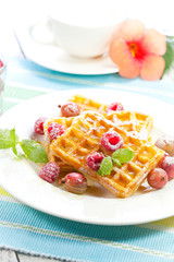 Leckere waffel desert auf dem tisch