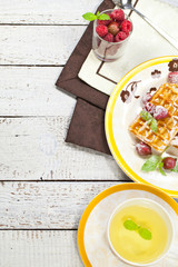 Leckere waffel desert auf dem tisch