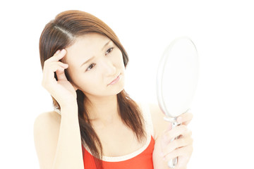 顔のシミを気にする女性