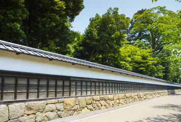 漆喰塗りの土塀