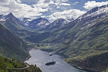 Fototapeta na wymiar Geirangerfjord mit Kreuzfahrtschiff