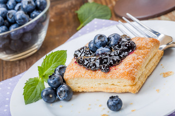 Blätterteig mit Heidelbeeren