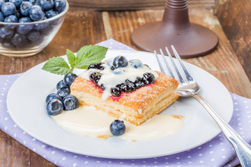 Blätterteig mit Heidelbeeren Vanillesauce
