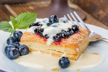 Blätterteig mit Heidelbeeren Vanillesauce