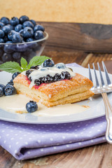 Blätterteig mit Heidelbeeren Vanillesauce