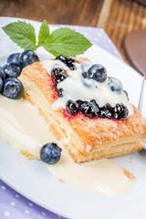 Blätterteig mit Heidelbeeren Vanillesauce