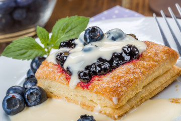 Blätterteig mit Heidelbeeren Vanillesauce