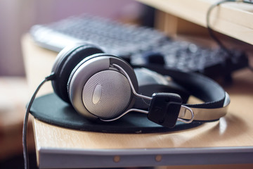 Plakat Stereo headphones on the keyboard of a computer