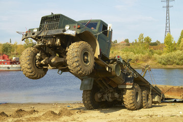 Obraz premium Truck and river pontoon