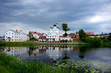Fototapeta na wymiar The orthodox church on coast river