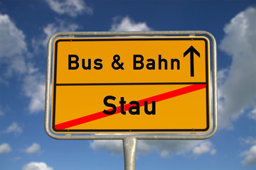 Naklejka premium Deutsches Ortsschild Stau und Bahn und Bus