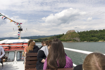 Rejs po Zalewie Czorsztyńskim, widok na Zamek Czorsztyn © Piotr Szpakowski