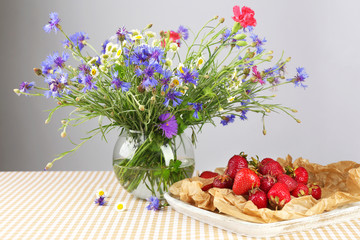 Obraz na płótnie Canvas Beautiful wild flowers in vase on table