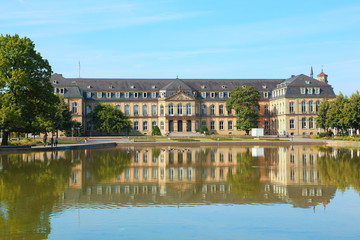 Fototapeta na wymiar Stuttgart, Neues Schloss, Blick aus dem Schlossgarten (2014)