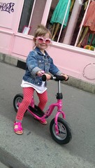 Petite fille sur son vélo dans la rue