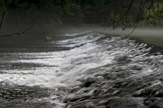 Nebelschwaden am Fluss