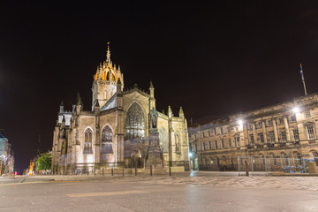 Fototapeta na wymiar Facade of St Giles Cathedral by night
