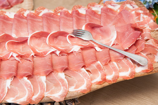 Piatto con fette di prosciutto crudo