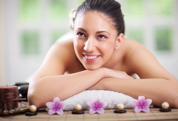 Obraz na płótnie Canvas Beautifu smiling woman relaxing in spa center