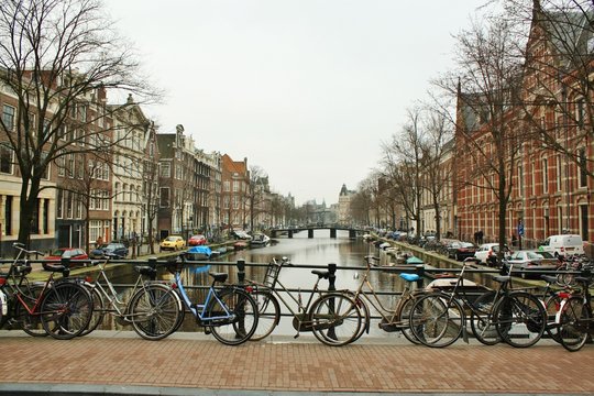アムステルダム　運河と自転車