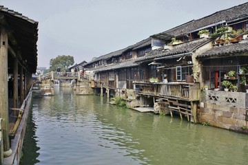 Fototapeta na wymiar 中国の川と民家