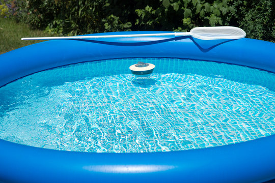 Schwimmbecken in einem Garten