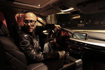 Mann ist Nachts im Auto unterwegs