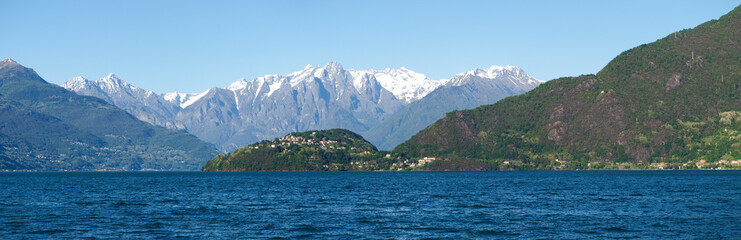Obraz premium Panorama of the Lake of Como from the Beach
