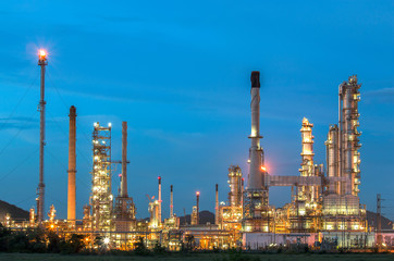 Obraz na płótnie Canvas Oil refinery at twilight.