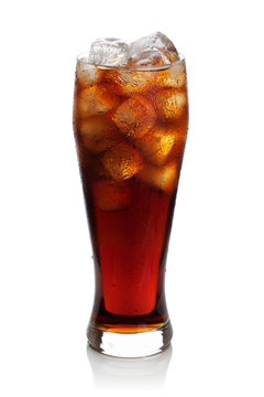 Cola with ice cubes in a glass.