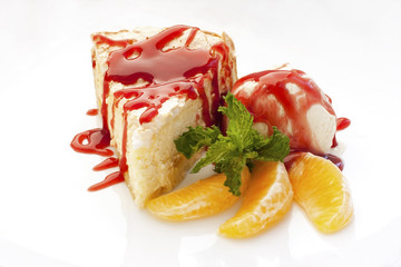 Portion tart with ice cream