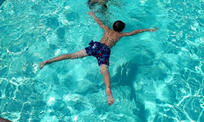 Kid tricks in the pool