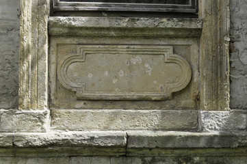 Antikes Stuckornament auf beschädigter Fassade