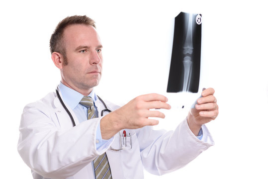 Arzt oder Radiologe betrachtet ein Röntgenbild