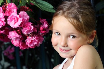 Obraz na płótnie Canvas Bambina sorridente in giardino