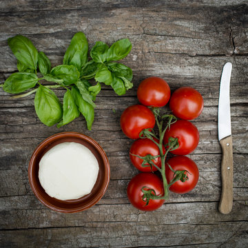 Tomaten, Mozzarella und Basilikum