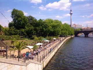 Fototapeta na wymiar relaxing with Museumsinsel view in Berlin