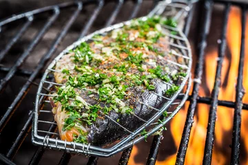 Photo sur Plexiglas Poisson Grilled fish with spices on fire