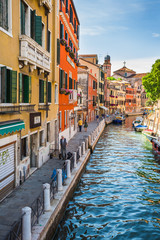 Fototapety  Wąski kanał wśród starych kolorowych domów z cegły w Wenecji