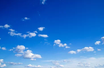 Deurstickers blauwe hemelachtergrond met kleine wolken © ZaZa studio