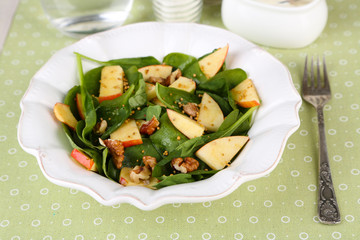 Green salad with spinach, apples, walnuts and cheese